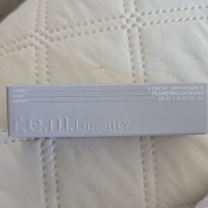 r.e.m. beauty Utmost Importance Plumping Lip Gloss - Silver